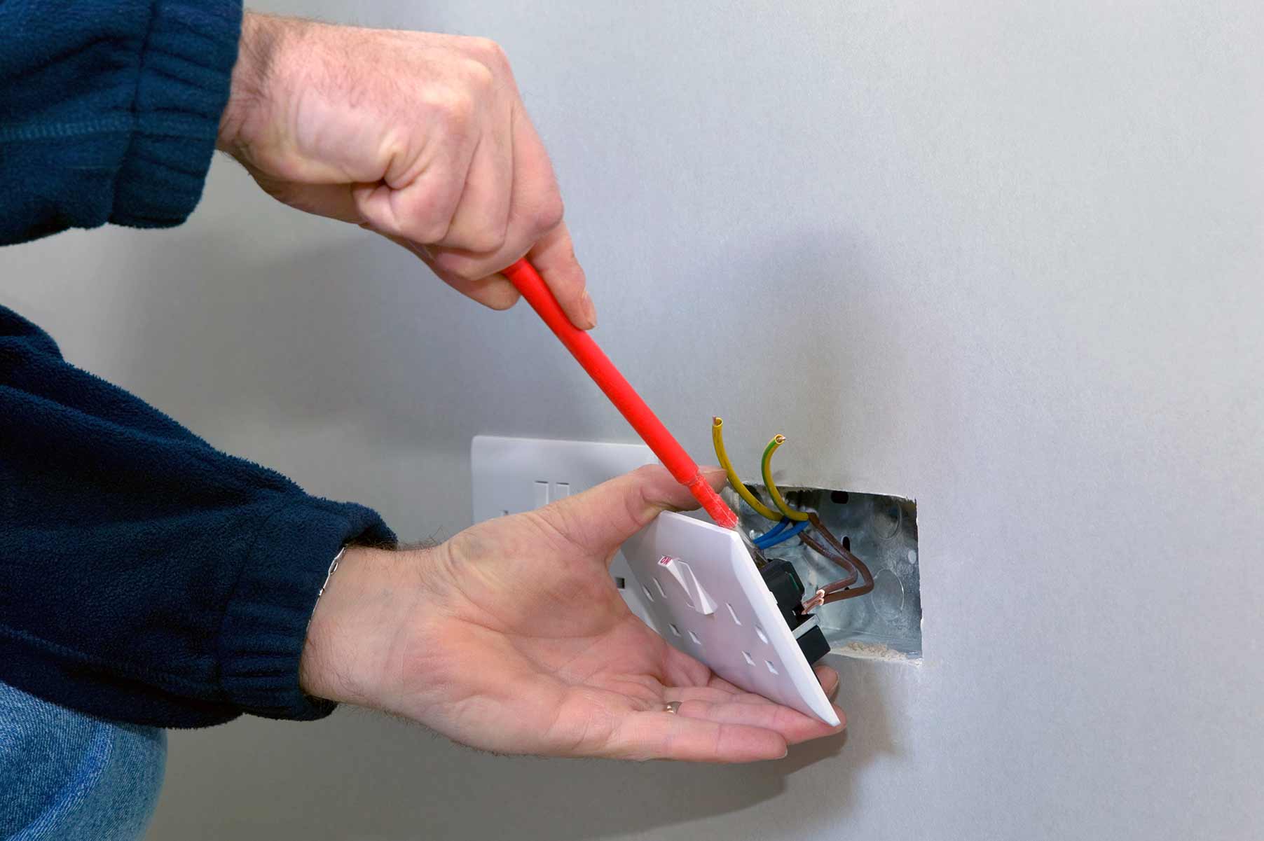 Our electricians can install plug sockets for domestic and commercial proeprties in Scarborough and the local area. 